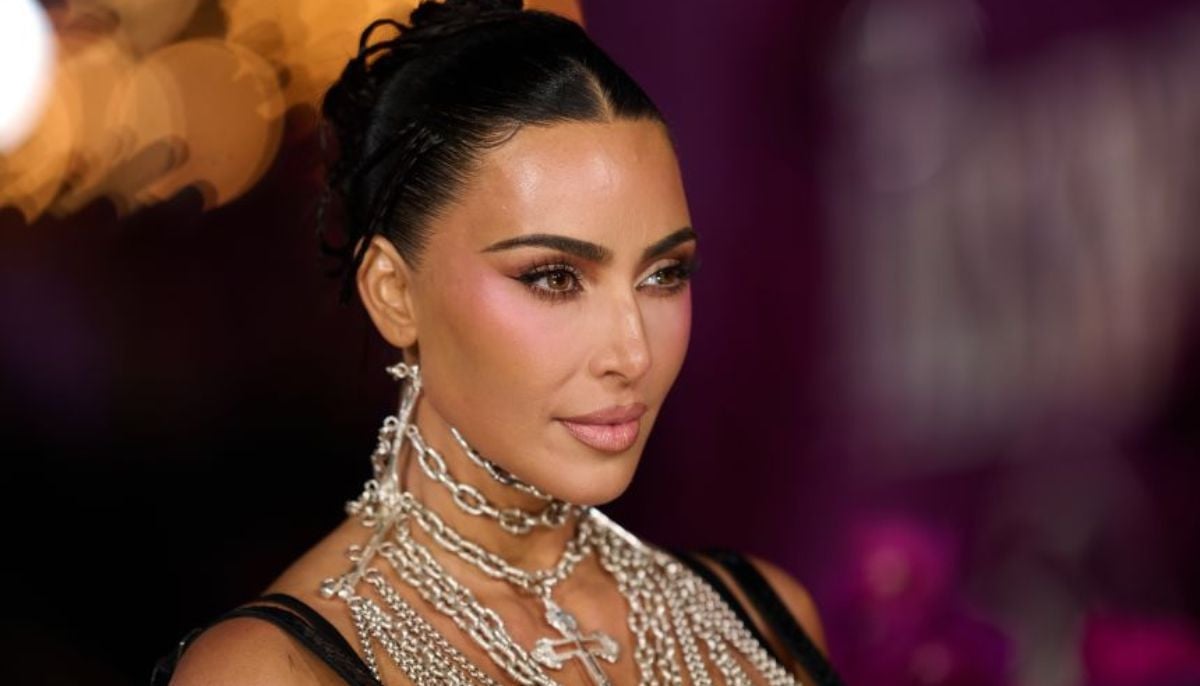Kim Kardashian channels Las Vegas Showgirl on 'The Fifth Wheel' set
