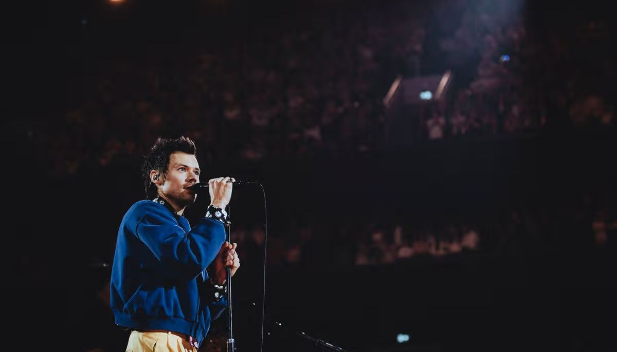 Harry Styles emotionally speaks out on world issues at Manchester gig