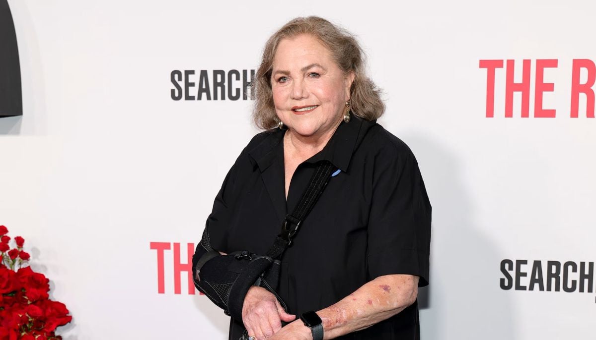 Kathleen Turner winks at photographers after correcting red carpet etiquette