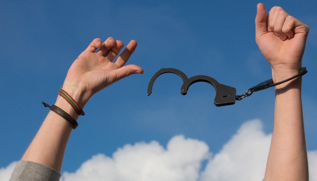 Los Angeles police search for man after two girls escape kidnapping attempt