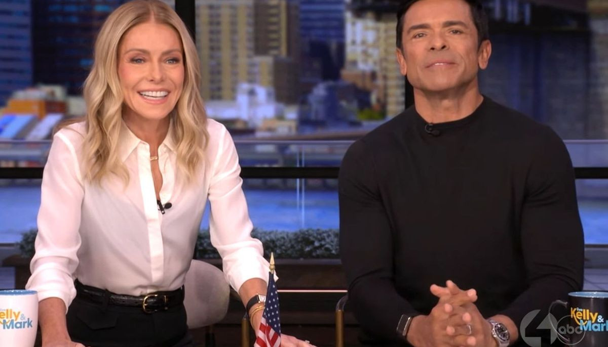 Howie Mandel challenges Kelly Ripa regarding age-related compliments