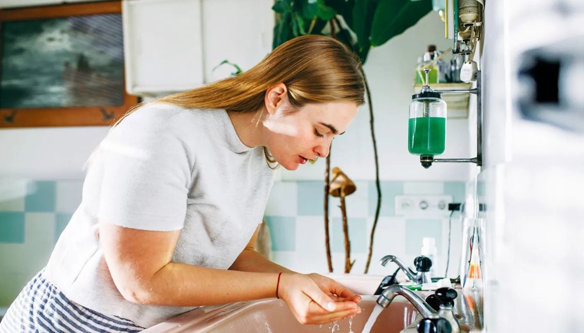 How to achieve clear skin by avoiding aggressive facial cleansing techniques