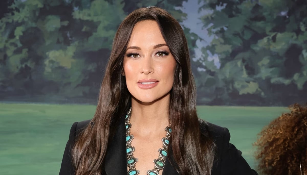 Kacey Musgraves claims ‘crazy orb UFO’ sighting during mid-flight experience