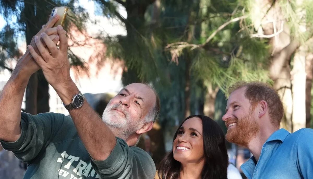 Prince Harry, Meghan Markle take &amp;apos;surreal&amp;apos; selfies with fans on walking tour