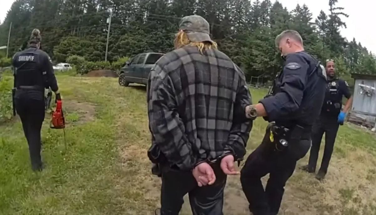 Washington man arrested after throwing chainsaw at police officers
