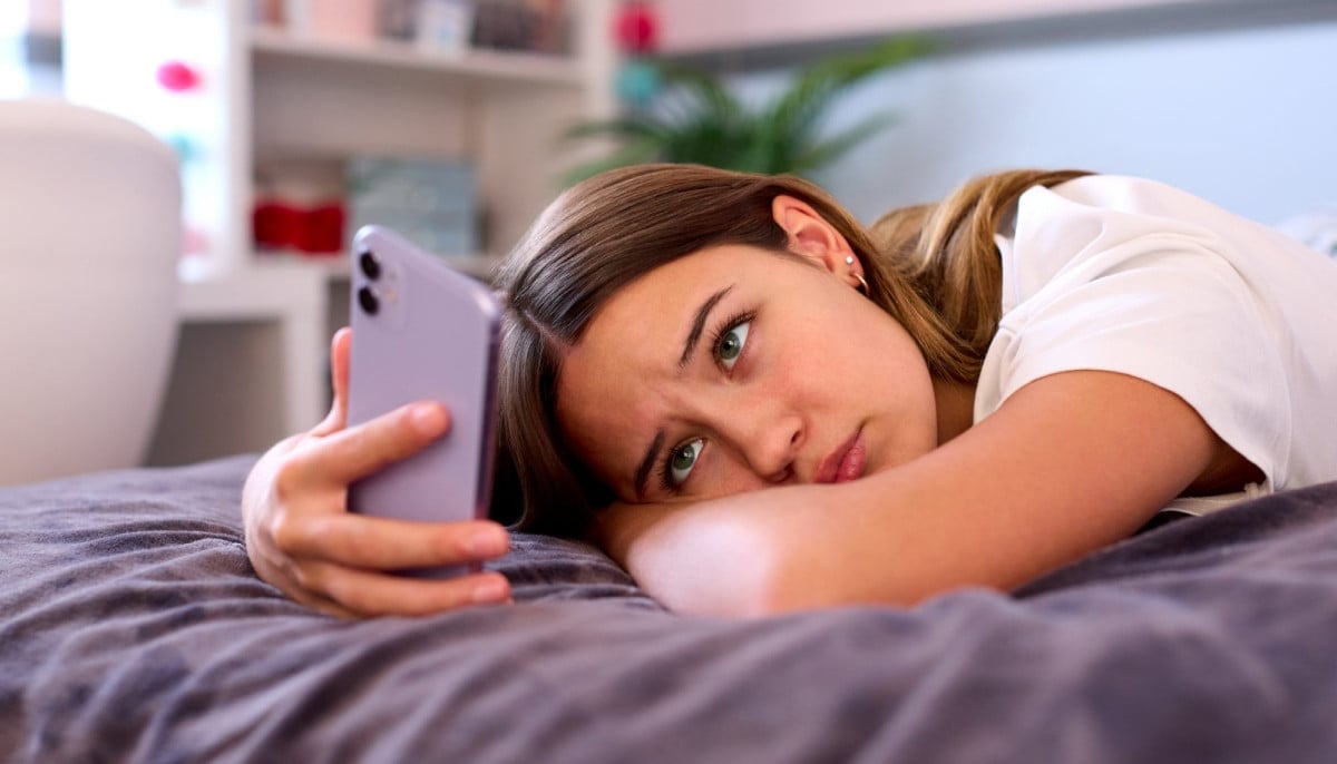 Experts warn of rising phone addiction as families struggle to cut screen time