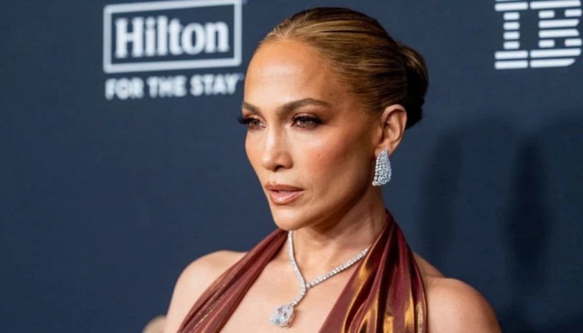 Jennifer Lopez bares it all in bath clip while breaking down her beauty routine