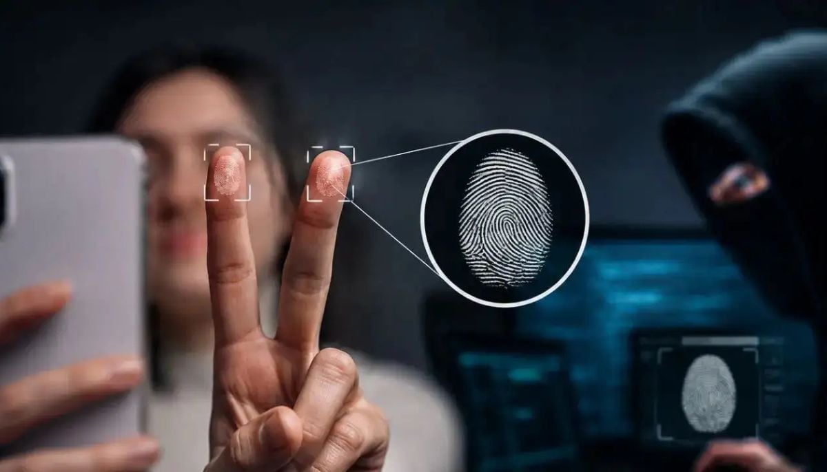 Peace sign selfies could expose your fingerprints to criminals, experts warn publicly