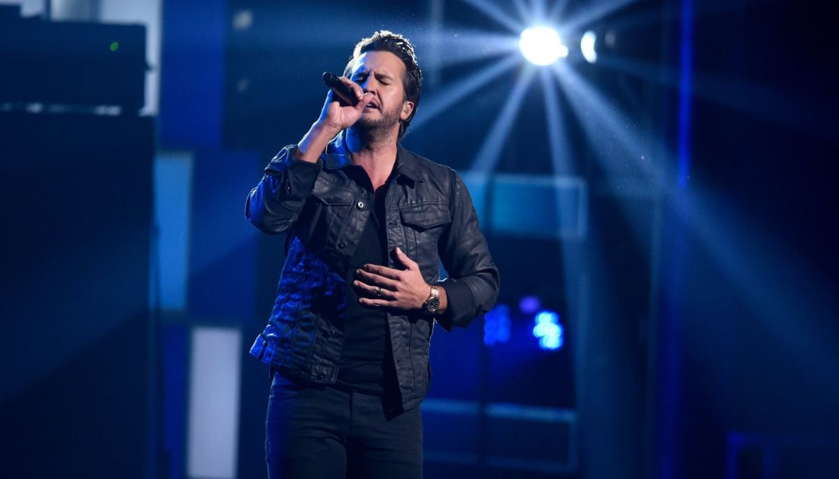 Luke Bryan takes dig at Blake Shelton over Sexiest Man Alive crown