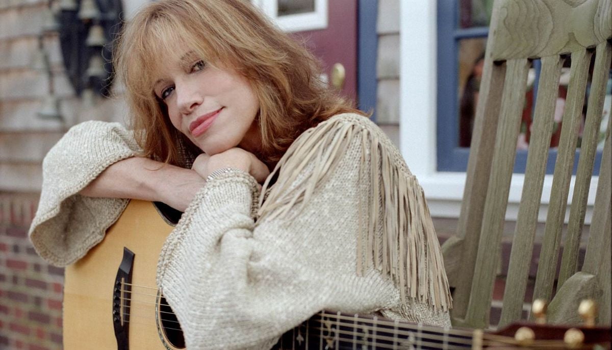 Carly Simon releases first album of original songs in 18 years with Comes in Waves