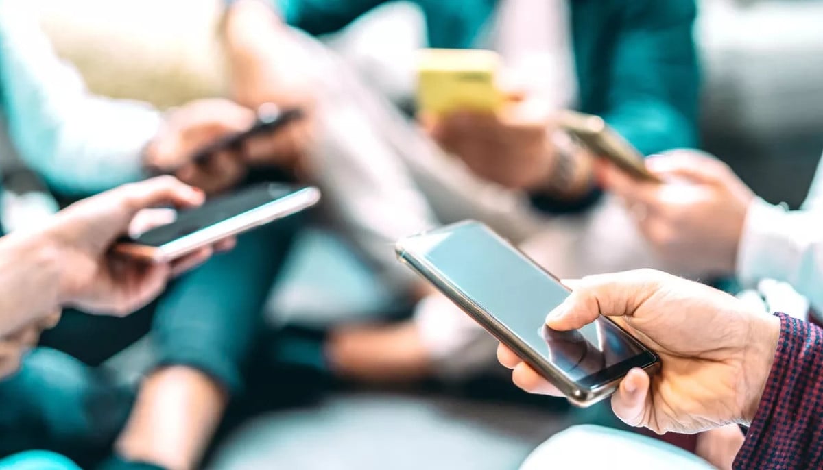 Experts reveal link between fertility rates and smartphone use