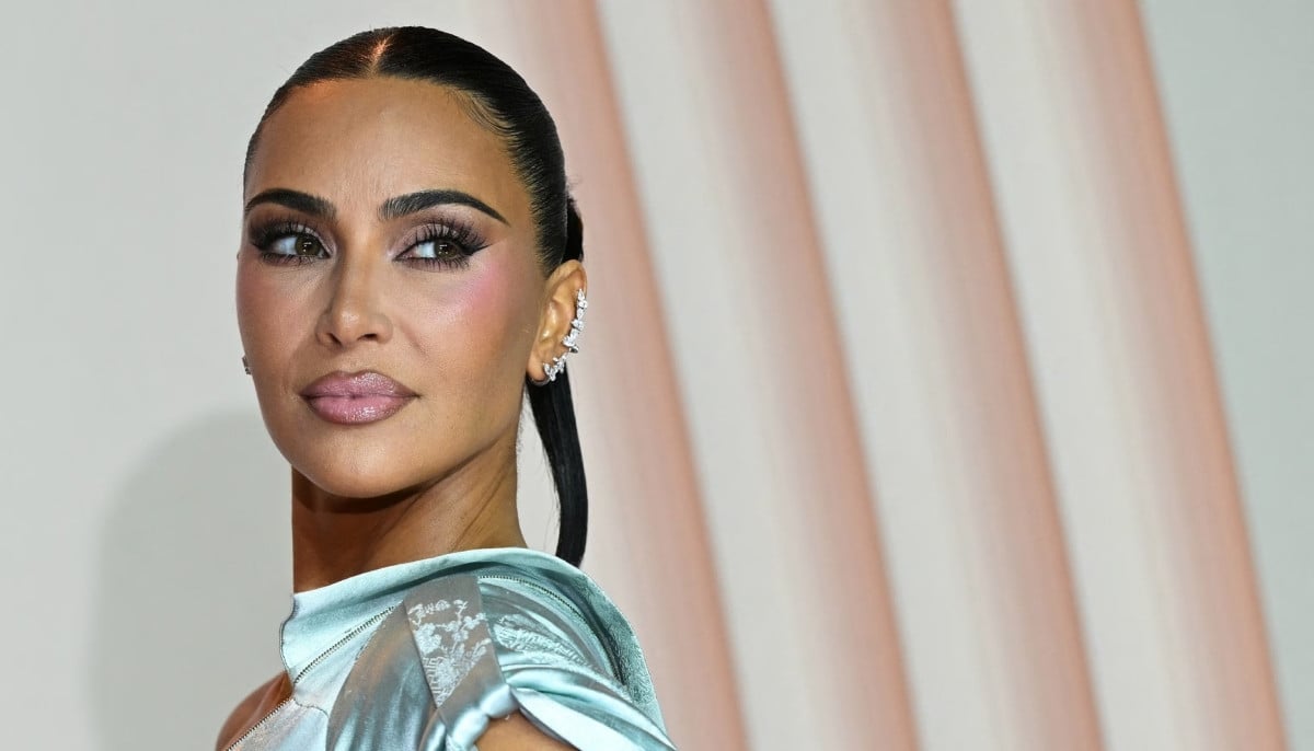 Kim Kardashian gives Will Ferrell a crash course in selfies