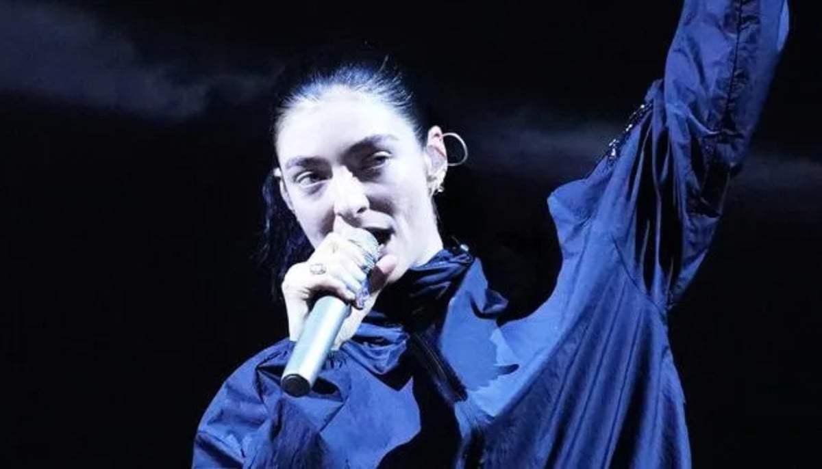 Lorde Lollapalooza show paused as heat causes crowd members to collapse