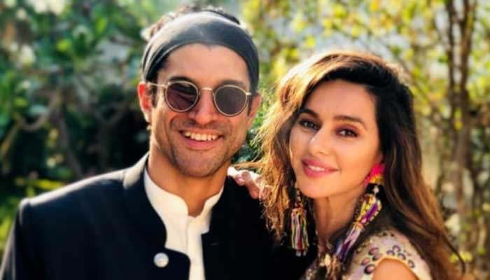 Farhan Akhtar, Shibani Dandekar party hard at post wedding bash: Check Out