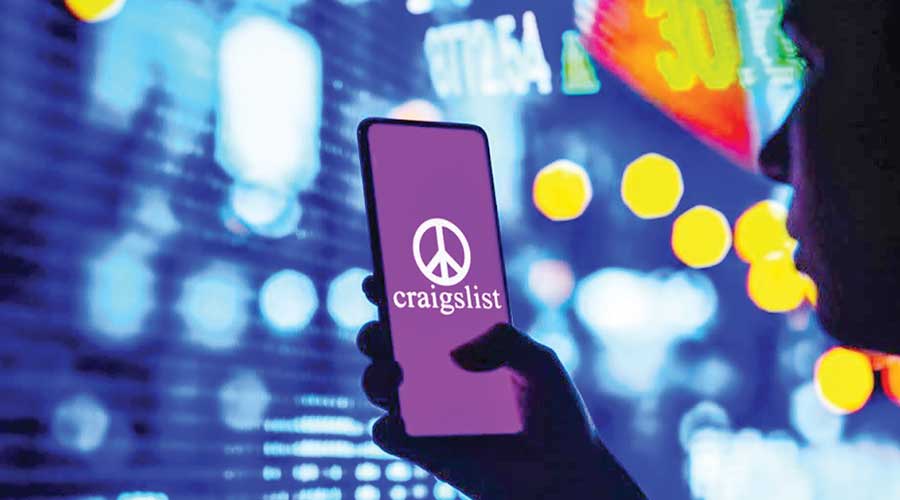 Woman discovers $36k hidden in sofa she found on craigslist – and gets reward after returning cash