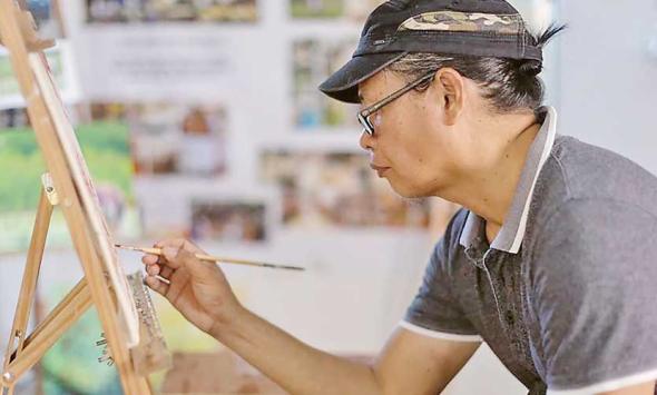 Philippine artist creates paintings using his own blood