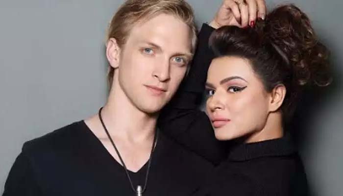 Aashka Goradia and Brent Gobles beach baby is on the way