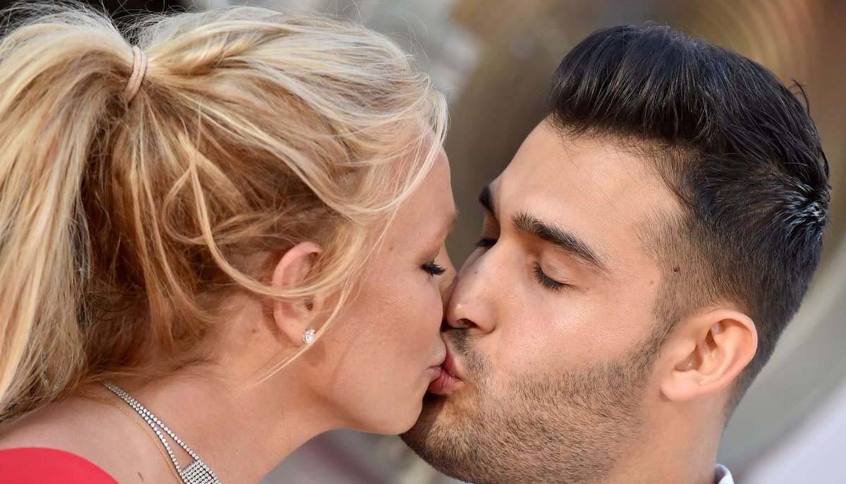 Britney Spears, Sam Asghari passionately kiss on camera