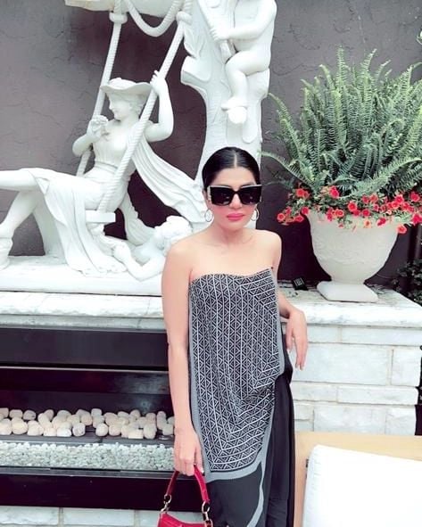 Iffat Omar makes stylish yet bold fashion statement, netizens react