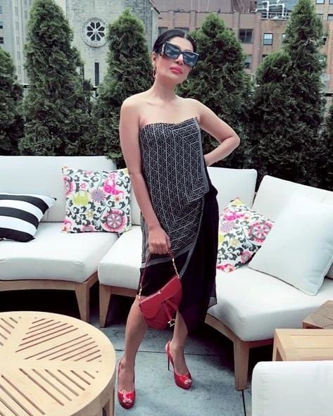 Iffat Omar makes stylish yet bold fashion statement, netizens react