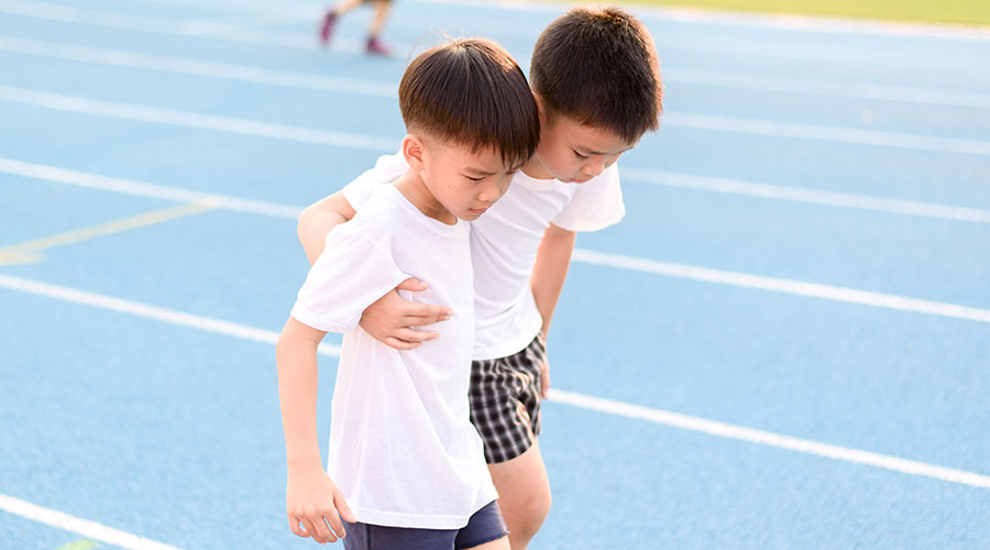 Useful tips for parents to teach their children to have empathy for others