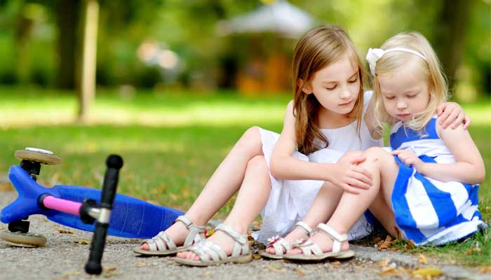 Useful tips for parents to teach their children to have empathy for others