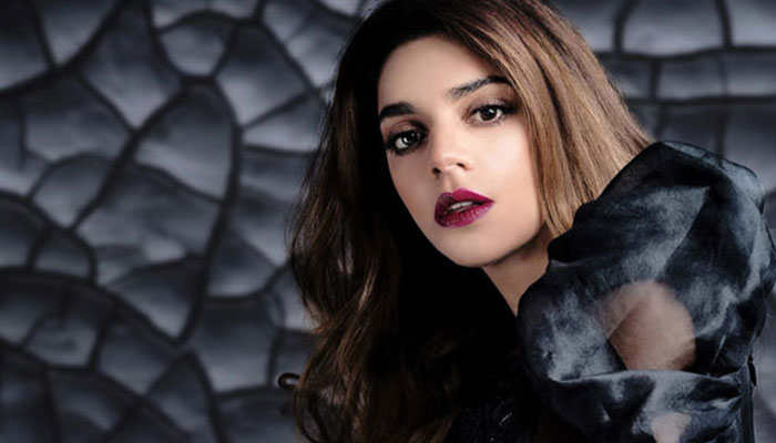 Sanam Saeed creates frenzy with her ultra-glamorous look