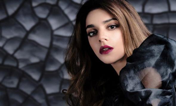 Sanam Saeed creates frenzy with her ultra-glamorous look