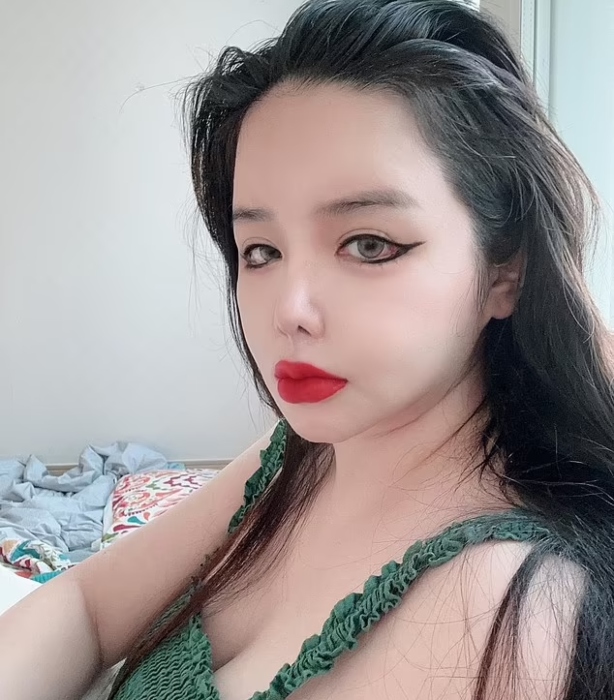 Park Bom leaves fans in shock with unrecognizable look