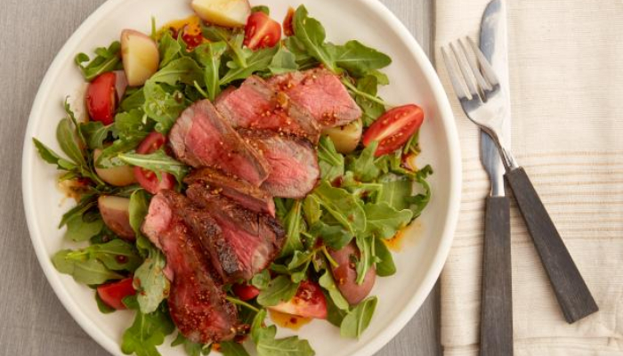 How to make steak salad with arugula and grapefruit