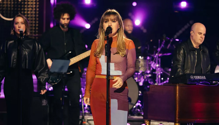 Kelly Clarkson performs powerful rendition of Jaded by Miley Cyrus