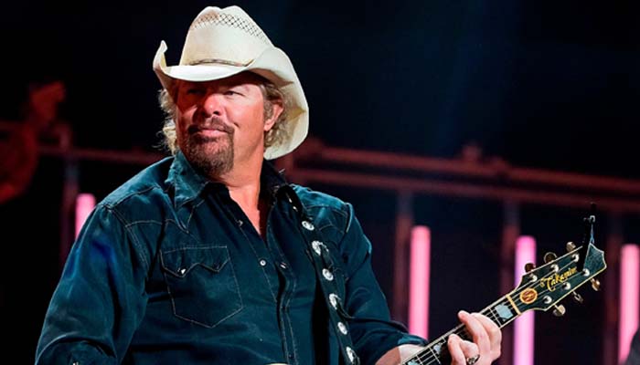 Tim McGraw pays tribute to Toby Keith with Live Like You Were Dying performance
