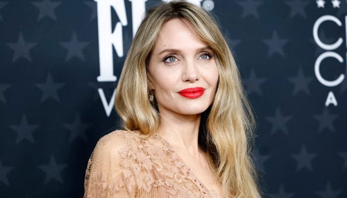 Angelina Jolie steals spotlight at Critics Choice Awards 2025 with breathtaking look.