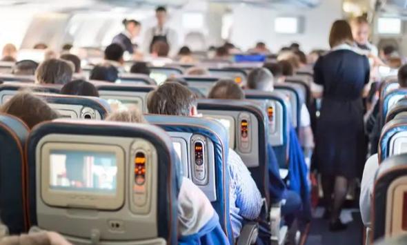 Flight goes into chaos after passenger tries entering cockpit, threatens crew members