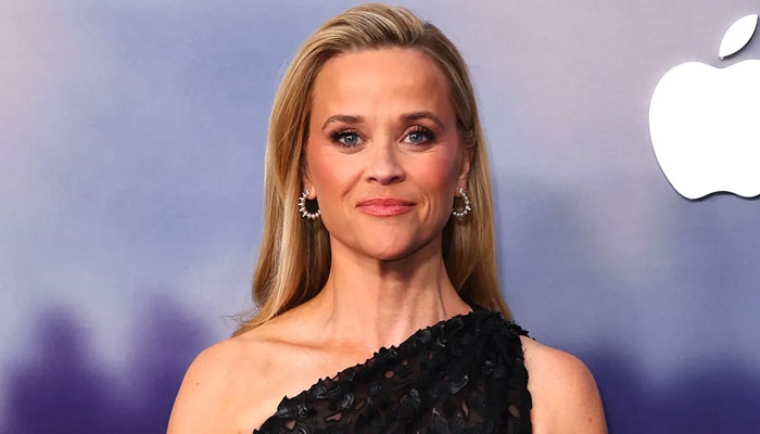 Reese Witherspoon sizzles in blue while shopping