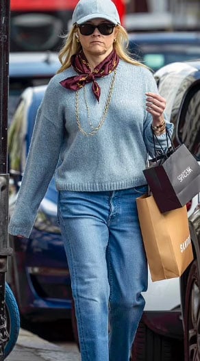 Reese Witherspoon sizzles in blue while shopping