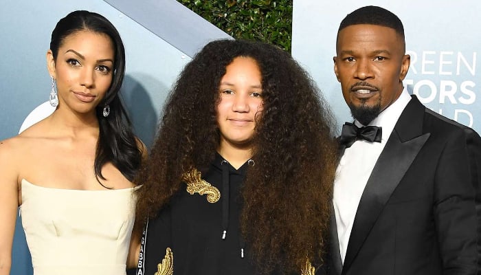Sensational star Jamie Foxx marks rare appearance with daughters
