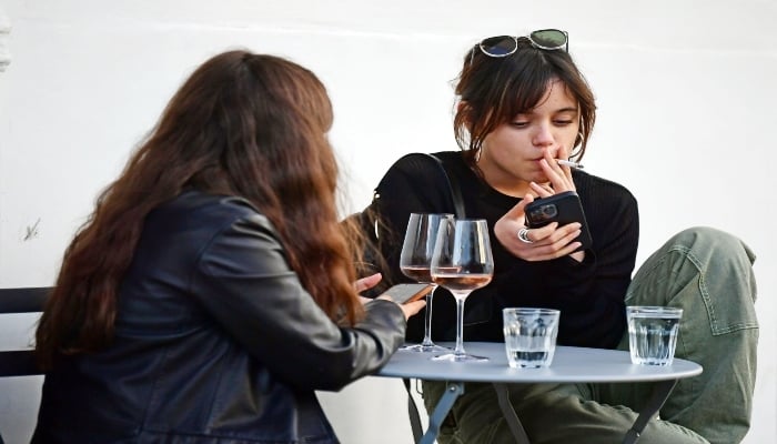 5 shocking celebrities you may not have known are avid smokers