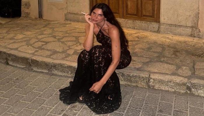 5 shocking celebrities you may not have known are avid smokers