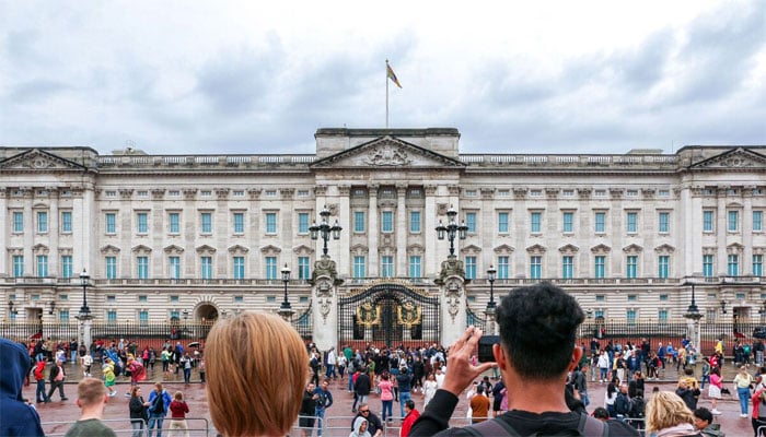 Tourists at Buckingham/Getty Images