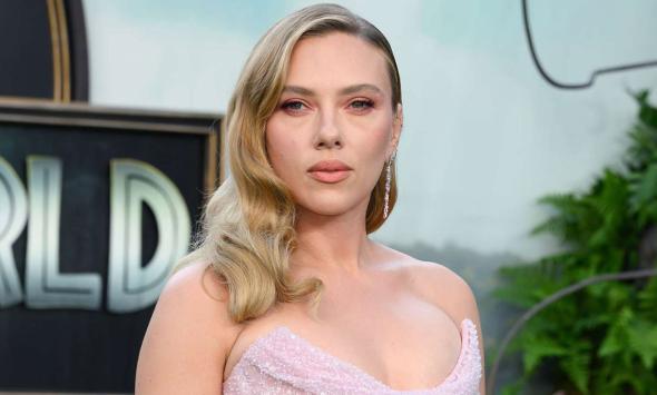Scarlett Johansson’s hair crimping iron fail goes viral and continues to haunt her