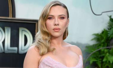 Scarlett Johansson’s hair crimping iron fail goes viral and continues to haunt her