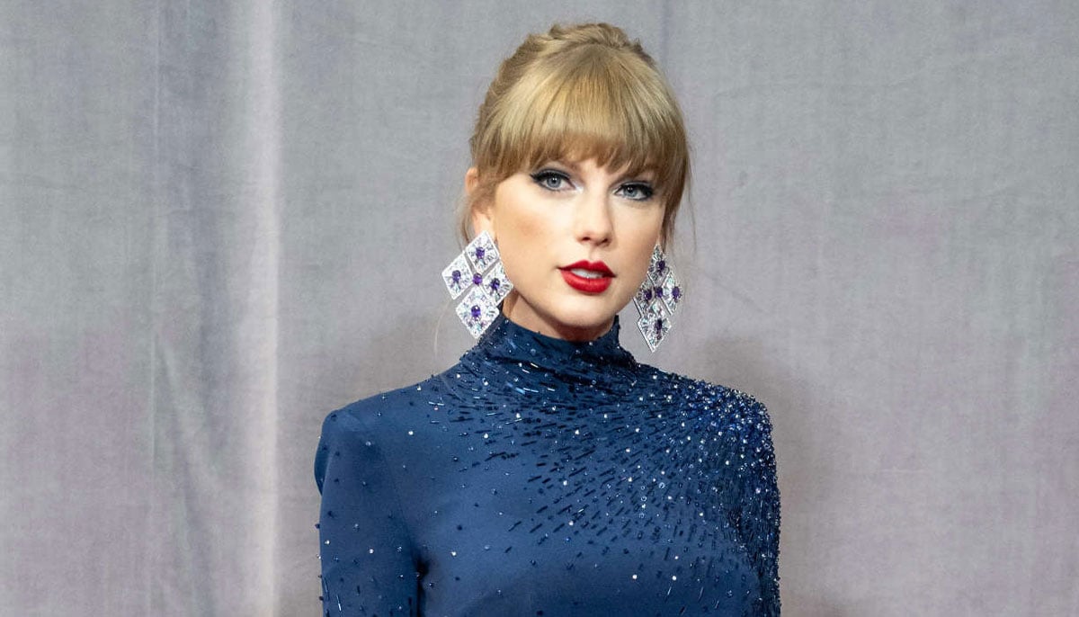 Taylor Swift’s awkward Grammy clip takes social media by storm