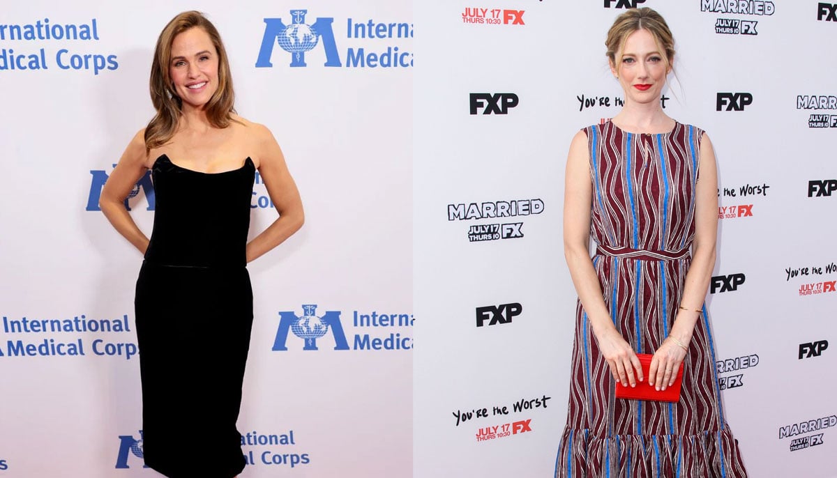 Jennifer Garner, Judy Greer share sweet red carpet reunion