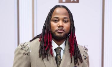 Leon Thomas hilariously reacts to fight breaking out at his concert