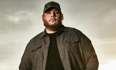 Luke Combs shows off massive weight loss at CMAs 2025