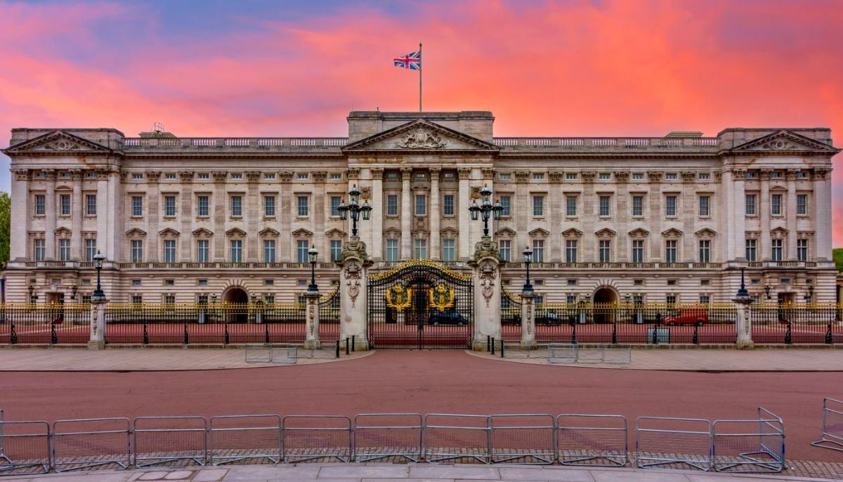 Crowd gathers at Buckingham Palace after fake AI Christmas market hoax