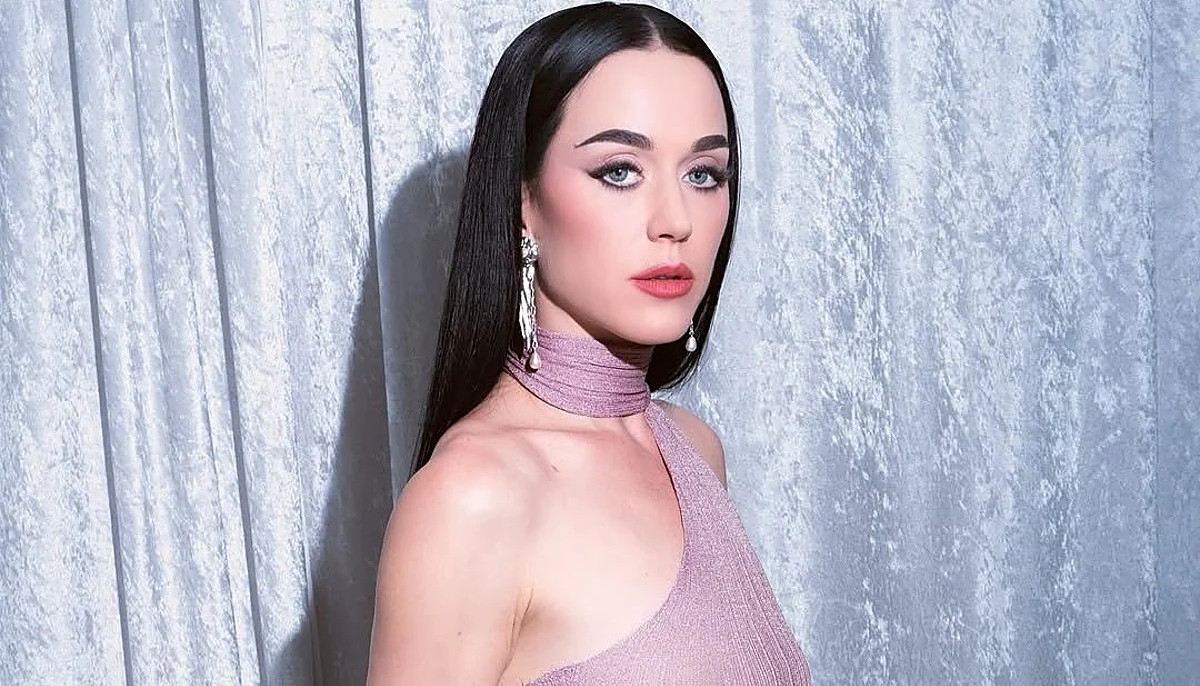 Katy Perry shocks fans as she chomps on cardboard in wild new Instagram(01)