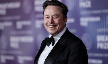 Elon Musk’s focus on robots and pay package deepens Tesla’s sales slump