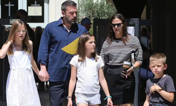 Ben Affleck, Jennifer Garner keep co-parenting strong with Thanksgiving reunion